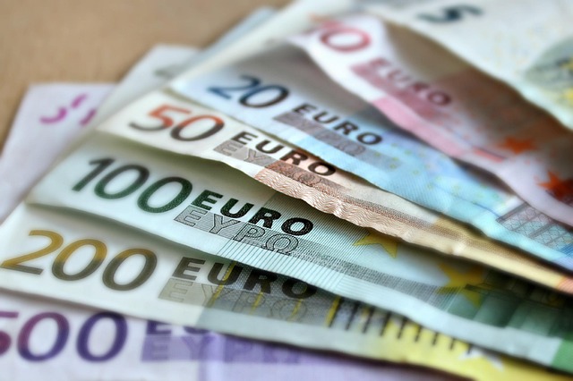 Euro Treads Water as German Inflation Surprises