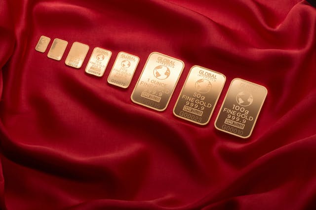 Gold Gleams As Dollar Dims