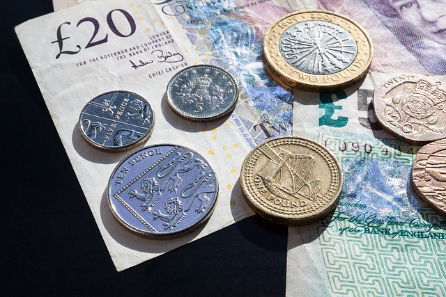 Pound's Fate on Hold: Will Central Banks Sink or Swim?