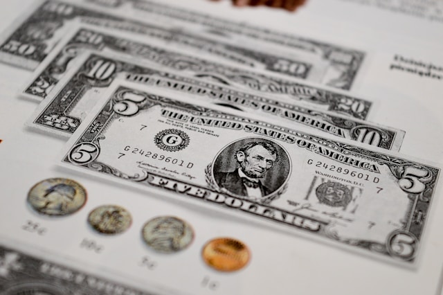 Dollar Holds Steady On US Inflation Worries